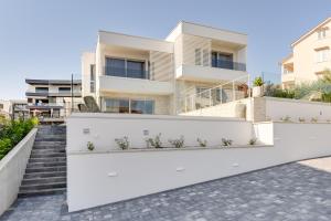 Luxury semidetached villa Smokva 1 - near the center and sea - by TRAVELER tourist agency Krk 