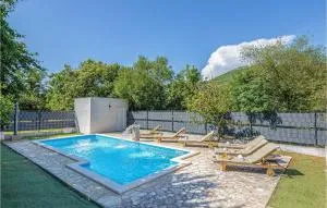 Awesome Home In Prgomet With Jacuzzi - Prgomet