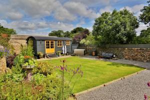 FLORA Luxury Retreat, Private Garden, Views & Hot Tub