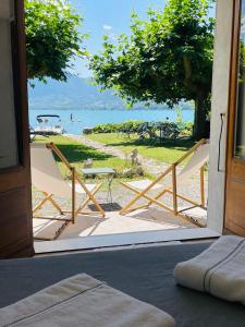 B&B / Chambres d'hotes Les Clapotis chambres pieds dans l eau lac d Annecy : photos des chambres