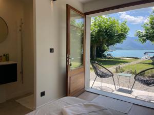 B&B / Chambres d'hotes Les Clapotis chambres pieds dans l eau lac d Annecy : photos des chambres