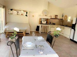 Maisons de vacances Maison 70m2 privatisee Provence avec piscine & jardin : photos des chambres