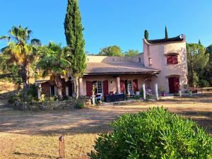 Maisons de vacances A 5mn de Ste Maxime, grande maison avec piscine : photos des chambres