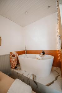Appartements Coquillages et crustaces, Netflix baignoire ilot chez Ivona Vacances : photos des chambres