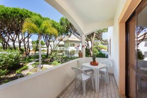 Host Wise - Fresh Sunny Flat with Pool & Terrace
