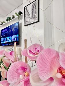 Aesthetic One Bedroom Beside SM w Pool, Wifi and Netflix