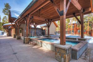 Two Bedroom Condo with Parking, Pool, Hot Tub - Steps to Main Street