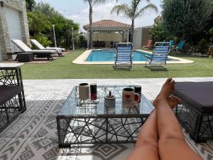 Suite privada frente a la piscina Para 2 personas con sofá cama para 2 más 4p No es casa completa