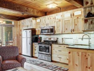Two Bedroom Condo with Parking, Pool, Hot Tub - Steps to Main Street