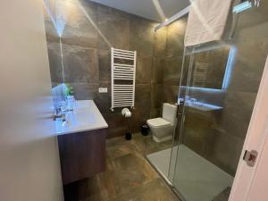 1 Habitación con baño privado frente a la piscina, máximo para 4 personas, No es la casa completa,1cama y 1 sofa-cama