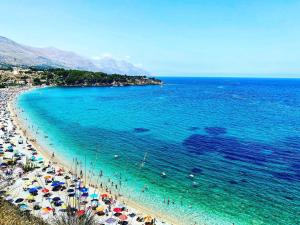 Apartamento de 2 dormitorios con terraza y vistas al mar