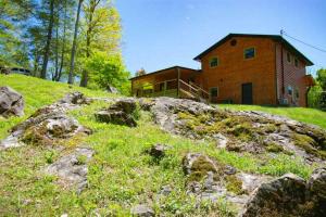 Mountain Creek View- Fire pit, Creek, Arcade game, pool table, arcade basketball