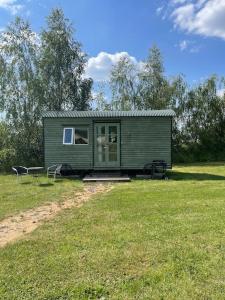 Lakeside Shepard's Hut 'Sanderling'