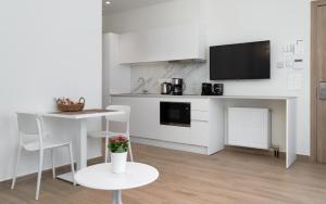 One-Bedroom Apartment with Private Garden and Hot Tub room in Athens Hill Luxury Apartments