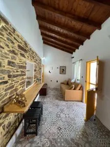 Κυθνος Δρυοπίδα, Στούντιο Χατζής - Dhriopís