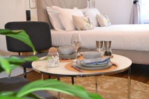 So Guest, Clou dans le fer, modern suite near cathedral