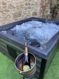 Appartements Beau Loft room proche mont saint Michel jaccuzi illimite en plein centre Avranches : photos des chambres