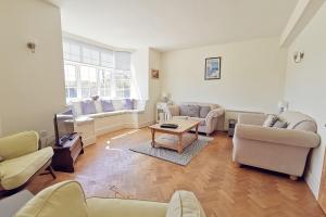 GWYNFA-3 BED- GROUND FLOOR APT - SEA VIEWS - TREARDDUR BAY