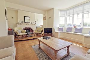 GWYNFA-3 BED- GROUND FLOOR APT - SEA VIEWS - TREARDDUR BAY