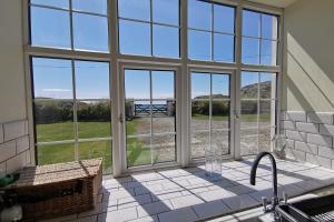 GWYNFA-3 BED- GROUND FLOOR APT - SEA VIEWS - TREARDDUR BAY