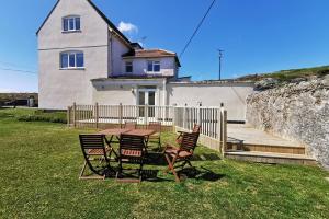 GWYNFA-3 BED- GROUND FLOOR APT - SEA VIEWS - TREARDDUR BAY