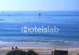 C148 Lindo apartamento em condomínio de frente para o mar