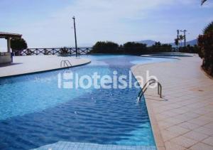 C148 Lindo apartamento em condomínio de frente para o mar