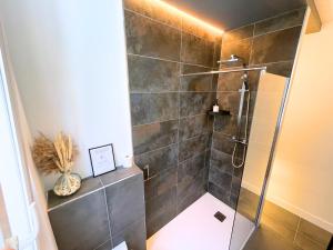 So Guest, Clou dans le fer, modern suite near cathedral