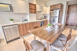 Pavilion 2BR Golden Zone - 1 Block to Beach