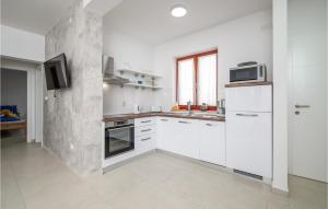 2 Bedroom Lovely Apartment In Medulin 