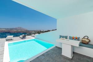 Cliffside Junior Suite with Private Pool and Caldera View room in Maison Des Lys - Luxury Suites