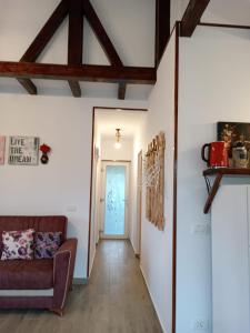 Desculti prin iarba- la 6,6 km de centrul Piatra Neamt