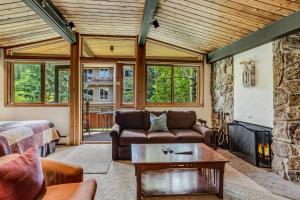 Laurelwood Condominiums 413