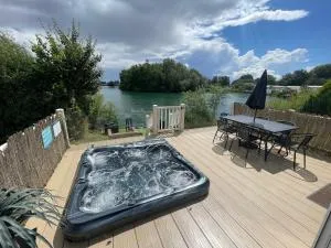 Lakeside Retreat 2 with hot tub, private fishing peg situated at Tattershall Lakes Country Park - 伍德哈尔温泉水疗