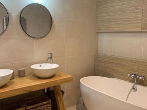 Maisons de vacances Maison renovee avec garage et terrasses a Meze - FR-1-604-43 : photos des chambres