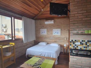 North Shore Maresias Studios p 2 3 e 4 pessoas 2 quadras da praia mini cozinha completa tv ar cond wifi estacionamento roupa de cama e banho