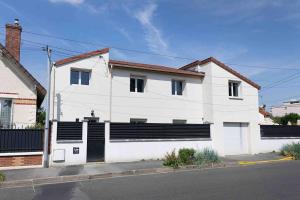 Maisons d'hotes Maison moderne avec jardin12 pers proche Paris & Disney : Villa