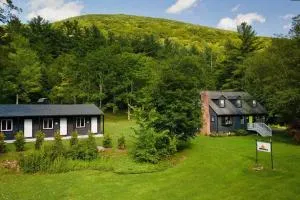 The Norsdale plus CMYK Motel on 10 acres in Phoenicia - Roxbury