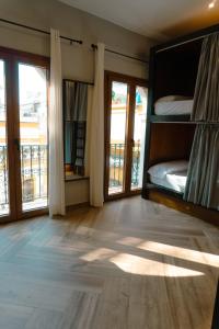 Bed in 4-Bed Mixed Superior Dormitory Room with private Bathroom and coworking space room in La Banda Rooftop Hostel