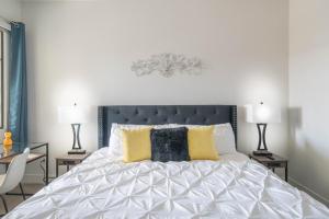 Private Rooftop Terrance-Walk Score 81-Shopping District-King Bed-Parking 4021