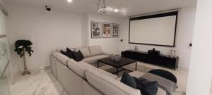 PMT22 - Luxury villa with private heated pool and jacuzzi