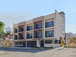 S03 SUITE KING Premium Frente al TEC CEM Cocineta WiFi Balcón Parking Terraza