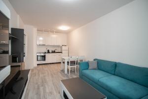 Sea flats with pool in Azur Residence