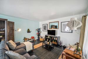 Dallas Condo with Pool Access about 4 Mi to Downtown!