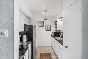 Dallas Condo with Pool Access about 4 Mi to Downtown!