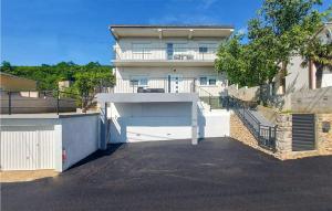 2 Bedroom Gorgeous Home In Dramalj 