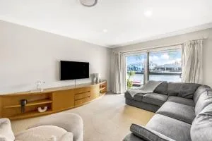 Villa by the Canal - Runaway Bay - 黄金海岸