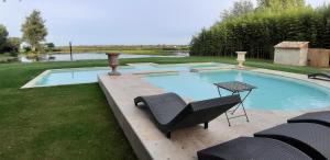 Mas du Versadou, dans un espace naturel protégé, piscine couverte chauffée toute lannée, Spa et salle de jeux