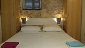 Apartments by the sea Milna, Vis - 8490