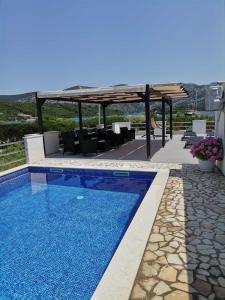 Family friendly apartments with a swimming pool Kneza, Korcula - 9130